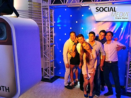 $199 por 2 Horas del Photo Booth Station + Copia digital de las fotografías + Envío de las fotografías por Facebook + Envío de las fotografías por correo electrónico o mensaje de texto + 50% de Descuento en la hora adicional o la primera hora del próximo evento