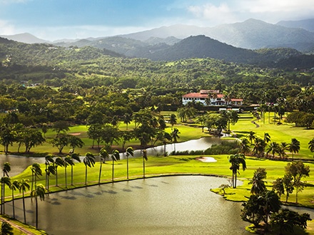 $89 por 18 Hoyos de golf para 2 personas en DÍAS DE SEMANA o $99 en FINES DE SEMANA, incluyendo: Carrito de golf + Green Fee + 2 Buckets de bolas + 2 Cervezas Medalla en Iguana's Pub + 15% de Descuento en mercancía; ¡Compra 2 y crea un "foursome"!