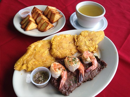 $24 por 2 Platos principales, a escoger entre: Churrasco con camarones o Chillo frito + 1 Complemento por plato, a escoger entre: tostones, mofongo, papas fritas o arroz y habichuelas + 1 Orden de queso frito del país para compartir + 2 Caldos de pescado + 2 Copas de sangría o piña colada