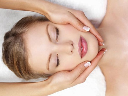 $35 por Limpieza facial con peeling ultrasónico + Hidratación + Oxigenación + Tratamiento con gel reafirmante para cuello + Tratamiento antiinflamatorio para ojos + Ámpula de colágeno o contra el acné + Terapia de relajación en cara, cuello y espalda + Mascarilla termal para manos + Merienda de frutas frescas y agua + Copa de mimosa