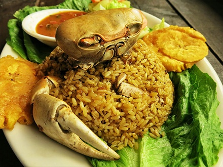 ¡A petición popular! $21 por 2 Platos principales, a escoger entre Filete de pescado sobre mofongo con camarones jumbo, Arroz con jueyes o Pechuga al ajillo o en salsa de setas + 2 Acompañantes + 2 Bebidas, a escoger entre Villa Corona-Rita, cerveza Old Harbor o Kevin’s Sangría + 2 Frappés a escoger + 25% de Descuento en cualquier aperitivo