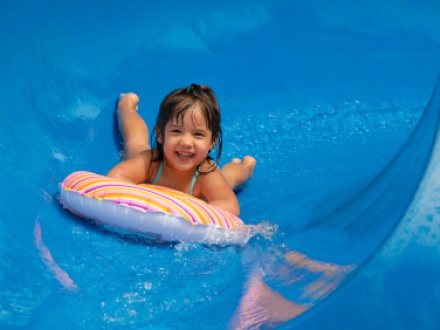 $239 por Estadía de 3 días y 2 noches en DÍAS DE SEMANA para 2 adultos y 2 niños en habitación con 2 CAMAS DOBLES + 2 Tragos de Ron Club Caribe + 4 Boletos diarios para el River Pool Village + 10% de Descuento en cena en El Castillo Restaurant + Wi-Fi GRATIS en las áreas comunes y habitaciones