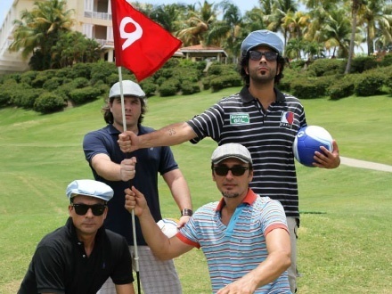 $65 por Inscripción de 1 adulto al FootGolf Cup el domingo, 15 de febrero, incluyendo: Juego de 18 hoyos + Almuerzo + Merienda + Refrigerios ilimitados + “Open Bar” al final del torneo + Carrito de golf + Trofeos y premios + 20% de Descuento en la tienda Soccer Gol en Plaza Las Américas
