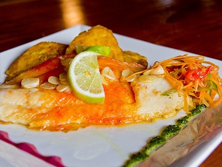 $22 por 2 Platos principales, a escoger entre Pechuga a la Margarita marinada en tequila con 1 acompañante, Mariscada sobre capa de arroz con almendras o Filete de Dorado al jibarito o en salsa criolla con 1 acompañante + 2 Refrescos, Fruit Punch o Iced Teas + 1 Flan de vainilla o de la casa para compartir