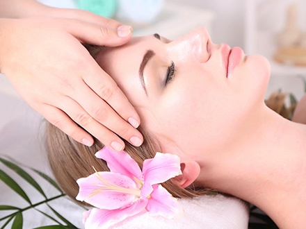 $35 por Limpieza facial con peeling ultrasónico + Hidratación + Oxigenación + Velo de colágeno, caviar, oro, diamantes o perlas + Ámpula de colágeno o antiacné + Tratamiento antiinflamatorio para los ojos + Tratamiento reafirmante para el cuello + Terapia de relajación en cara, cuello y espalda + Mascarilla termal para manos + Merienda de frutas frescas y agua + 1 Copa de mimosa + 50% de Descuento en cualquier tratamiento en tu próxima visita