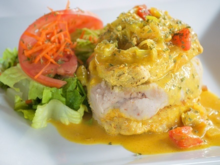 ¡Celebra en la montaña el Mes del Amor! $20 por 2 Platos principales, a escoger entre: Medallones de cerdo con majado de malanga, Salmón a la parilla en salsa de alcaparras y limón con 1 acompañante o Mofongo relleno de pollo o churrasco + 2 Copas de vino + 1 Bizcocho de chocolate para compartir