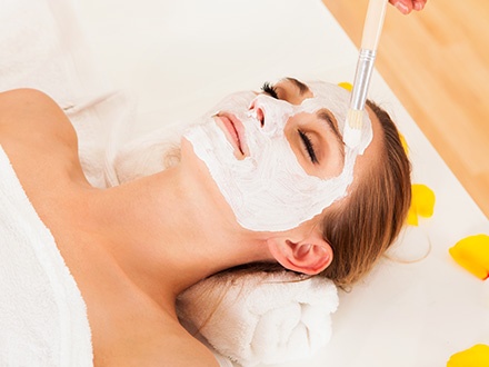 $35 por Limpieza facial profunda con peeling ultrasónico + Extirpación + Hidratación + Oxigenación + Mascarilla lifting para el cuello + Mascarilla de minerales del Mar Muerto + Hidratación de manos con mascarilla termal + Tratamiento de pies cansados + Masaje en cara, cuello y hombros + Merienda de frutas + Té frío o caliente