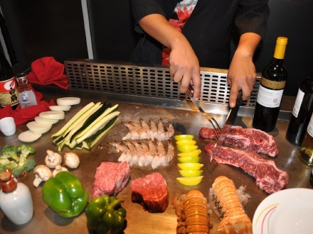 $49 por Teppanyaki Grill para 2 personas que incluye: NY Steak de 6oz + Langosta de 6oz + Pechuga de pollo de 4oz + 1 Sushi Maki Roll para compartir + 2 Servicios de arroz frito + 2 Servicios de vegetales frescos + 2 Sopas Miso + 2 Sangrías + 1 Postre especial de la casa para compartir