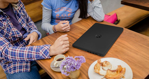 (SERVI-CARRO) $469 por Laptop HP Athlon negra de 14" HD Display + 4GB